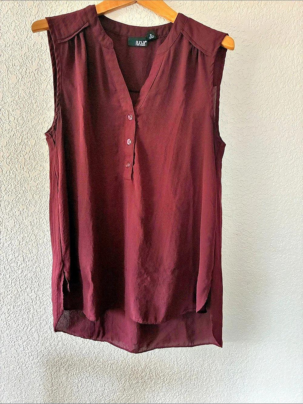 ana Sleeveless V-Neck Blouse in Purple Size Medium